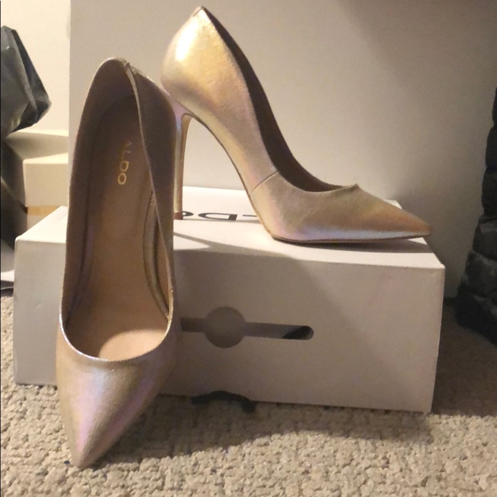 Iridescent pumps